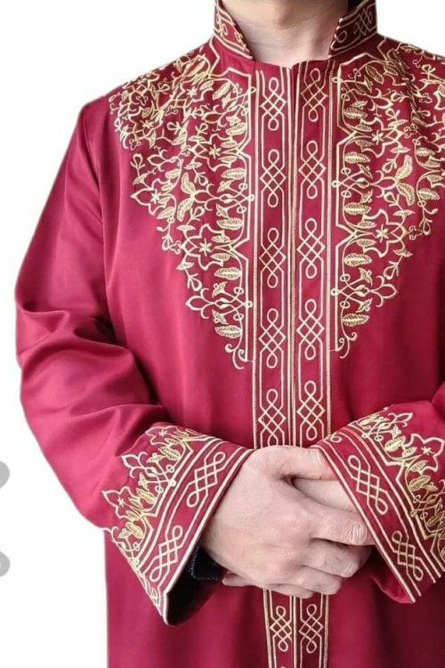 renk bordo, nakış altın sarısı, çıtçıtlı hakim yaka cübbe